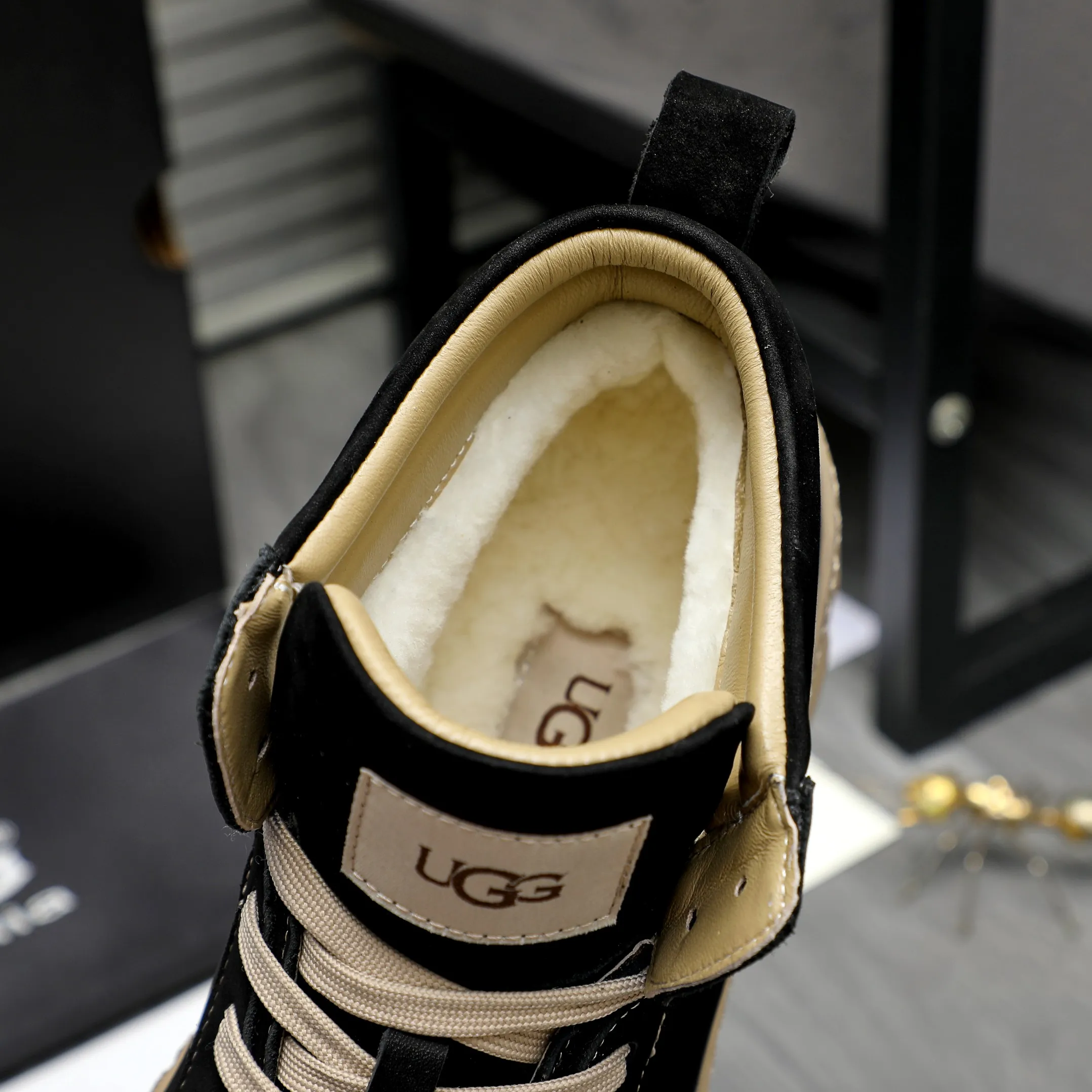 P620 Product trademark: "UGG" Gaobang men's shoes Regular size: 39-44 Product materials: Selected nubuck leather upper, wool lining, original outsole